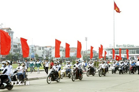 Đoàn xe diễu hành tuyên truyền hưởng ứng Ngày Thế giới phòng chống AIDS qua các tuyến đường tại thành phố Bắc Giang. (Ảnh: Dương Ngọc/TTXVN)
