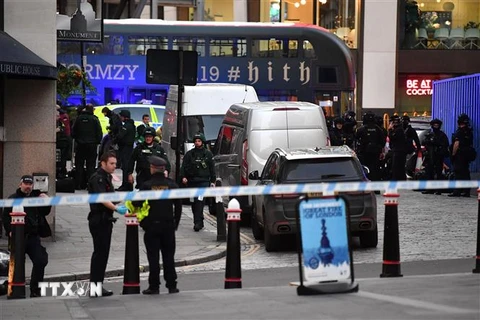 Cảnh sát Anh phong tỏa khu vực gần hiện trường vụ tấn công bằng dao trên cầu London ngày 29/11/2019. (Ảnh: AFP/TTXVN)