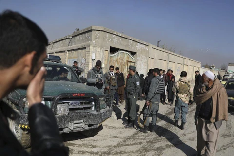 Cảnh sát và thường dân tập trung tại địa điểm xảy ra vụ xả súng ở Kabul, Afghanistan. (Nguồn: AP)