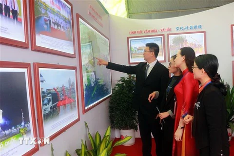 Du khách xem triển lãm thành tựu phát triển kinh tế của tỉnh Quảng Ninh (Việt Nam) và tỉnh Quảng Tây (Trung Quốc). (Ảnh: Bùi Đức Hiếu/TTXVN)