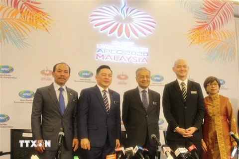 Thủ tướng Malaysia Mahathir Mohamad và các quan chức nước chủ nhà tham gia họp báo về Năm APEC 2020. (Ảnh: Hà Ngọc/TTXVN)