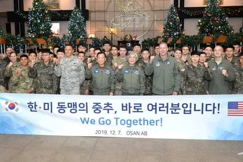 Bà Kang Kyung-wha tới thăm căn cứ không quân Osan của Mỹ ở Pyeongtaek. (Nguồn: Yonhap)
