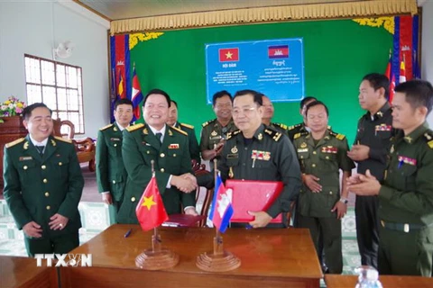 Lãnh đạo Bộ Chỉ huy Quân sự tỉnh Đắk Nông và Tiểu khu Quân sự tỉnh Mondulkiri ký bản ghi nhớ hợp tác. (Ảnh: TTXVN phát)