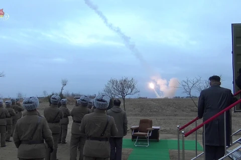 Ngày 29/11/2019, Triều Tiên xác nhận đã thử thành công hệ thống bắn liên tiếp của bệ phóng tên lửa đa nòng siêu lớn tại Yeonpo dưới sự chỉ đạo của nhà lãnh đạo Kim Jong-un (ảnh, phải). (Ảnh: Yonhap/TTXVN)