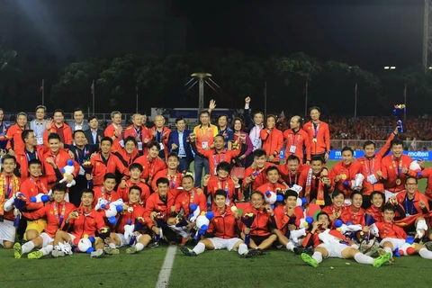 Đội U22 Việt Nam nhận chiếc huy chương vàng lịch sử môn bóng đá nam tại Sea Games 30. (Ảnh: TTXVN)