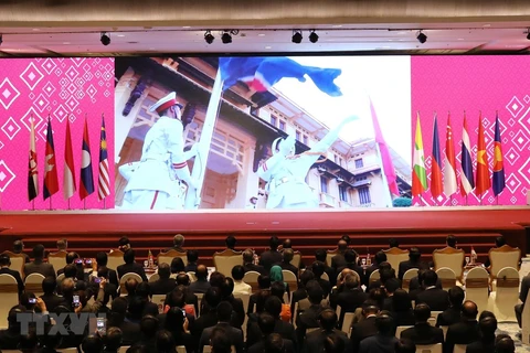 Trình chiếu video giới thiệu về Việt Nam tại lễ bàn giao chức Chủ tịch ASEAN năm 2020 cho Việt Nam. (Ảnh: Thống Nhất/TTXVN)