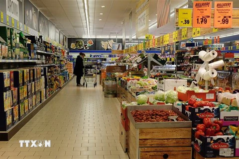 Người dân mua hàng hóa tại siêu thị ở Essen, miền Tây nước Đức. (Ảnh: AFP/TTXVN)
