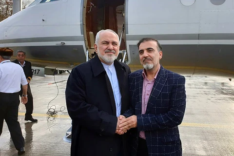 Ngoại trưởng Iran Mohammad Javad Zarif (trái) và chuyên gia Massoud Soleimani đứng gần một máy bay tại một địa điểm không được tiết lộ. (Nguồn:AFP)