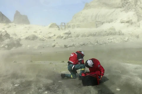 Lực lượng cứu hộ làm nhiệm vụ tại Đảo Trắng, New Zealand sau vụ núi lửa phun trào, ngày 9/12/2019. (Ảnh: THX/TTXVN)