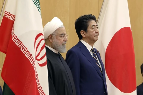 Thủ tướng Nhật Bản Shinzo Abe và Tổng thống Iran Hassan Rouhani tại Tokyo ngày 20/12. (Nguồn: AP)