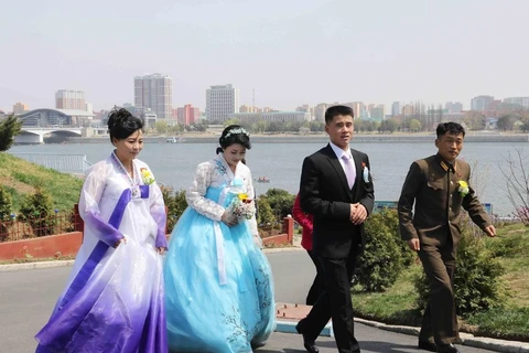 Cô dâu chú rể chụp ảnh lưu niệm tại Thủ đô Bình Nhưỡng. (Ảnh: Phương Hoa/TTXVN)