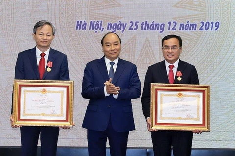 Thủ tướng Nguyễn Xuân Phúc trao tặng Huân chương Lao động hạng Nhất, Nhì cho các cá nhân của Tập đoàn Điện lực Việt Nam. (Ảnh: Thống Nhất/TTXVN)