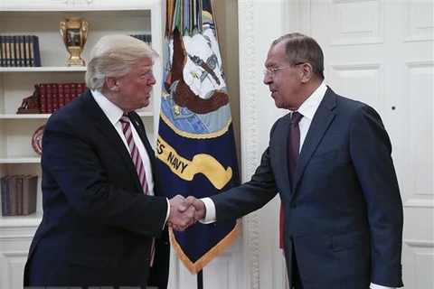 Tổng thống Mỹ Donald Trump (trái) và Ngoại trưởng Nga Sergei Lavrov (phải) trong một cuộc gặp tại Nhà Trắng. (Nguồn: AFP/TTXVN)