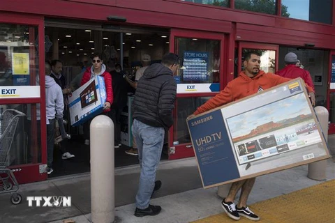 Khách hàng mua sắm trong Ngày Black Friday ở Los Angeles, California, Mỹ, ngày 28/11. (Ảnh: AFP/TTXVN)