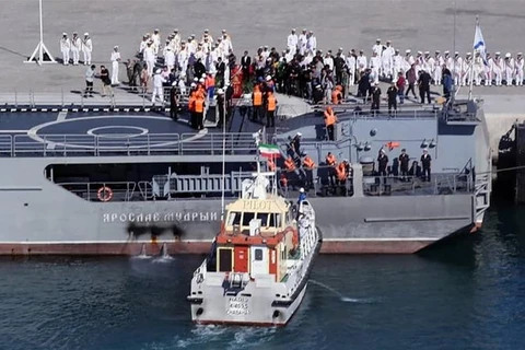 Tàu khu trục Neustrashimyy của Hải quân Nga neo đậu tại Chabahar trong cuộc tập trận hải quân chung Iran-Nga-Trung. (Nguồn: AFP)