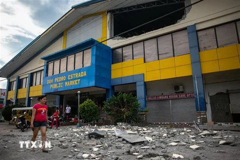 Cảnh đổ nát tại Philippines sau một trận động đất. (Nguồn: AFP/TTXVN)