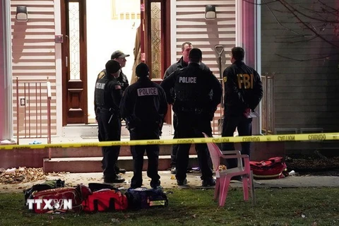 Cảnh sát điều tra tại hiện trường vụ tấn công bằng dao ở New York, Mỹ ngày ngày 28/12/2019. (Ảnh: New York Post/TTXVN)