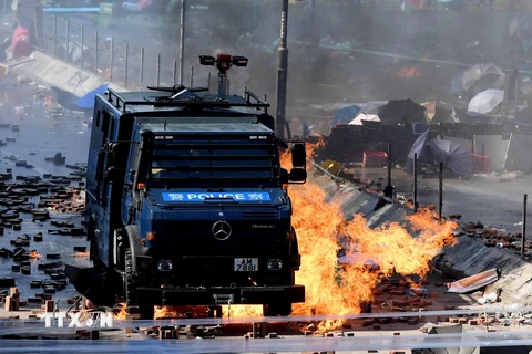 Người biểu tình bạo loạn phóng hỏa xe của cảnh sát tại Hong Kong, Trung Quốc ngày 17/11/2019. (Ảnh: THX/TTXVN)