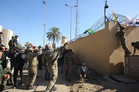 Các tay súng thuộc nhóm phiến quân Hashd al-Shaabi biểu tình bên ngoài sứ quán Mỹ ở Baghdad, Iraq ngày 31/12/2019. (Ảnh: AFP/TTXVN)