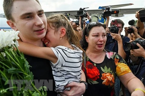 Một tù nhân vui mừng gặp người thân tại sân bay quốc tế Boryspil ở Kiev, Ukraine ngày 7/9. (Ảnh: AFP/TTXVN)