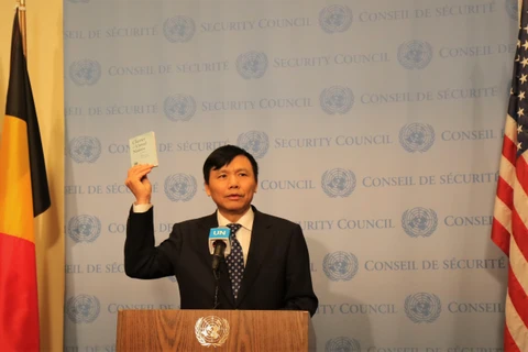 Đại sứ, Trưởng phái đoàn Việt Nam tại Liên hợp quốc Đặng Đình Quý tuyên thệ trước Hiến chương Liên hợp quốc tại Lễ thượng cờ. (Ảnh: Khắc Hiếu/TTXVN)