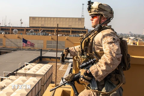 Binh sỹ thuộc lực lượng đặc nhiệm Mỹ được tăng cường bảo vệ Đại sứ quán Mỹ ở thủ đô Baghdad, Iraq, sau khi người biểu tình đốt phá khu vực này, ngày 2/1/2020. (Ảnh: AFP/TTXVN)