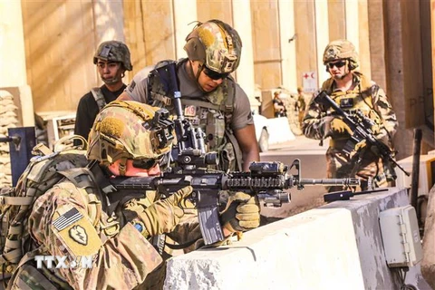 Lính thủy đánh bộ Mỹ được triển khai tới Đại sứ quán Mỹ ở Baghdad, Iraq, ngày 31/12/2019. (Ảnh: AFP/TTXVN)