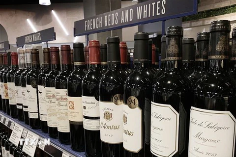 Rượu vang Pháp được bày bán tại một siêu thị ở Los Angeles, bang California, Mỹ ngày 18/8/2019. (Ảnh: AFP/TTXVN)