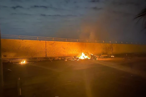 Xe ôtô trong đoàn xe chở hai chỉ huy quân sự cấp cao của Iran và Iraq bốc cháy sau vụ không kích do Mỹ tiến hành tại sân bay quốc tế thủ đô Baghdad, Iraq, ngày 3/1/2020. (Ảnh: AFP/TTXVN)