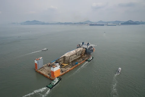 Xác phà Sewol được đưa tới cảng Mokpo, Hàn Quốc ngày 31/3/2017. (Ảnh: AFP/TTXVN)
