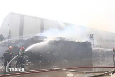 Cháy khu vực sản xuất đồ gỗ, 5.000 m2 nhà xưởng bị thiêu rụi