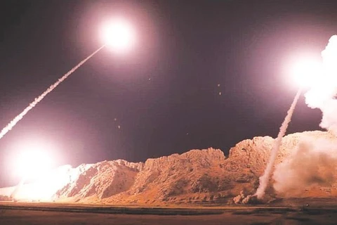 Hình ảnh tên lửa rời bệ phóng do hãng thông tấn Fars News của Iran công bố sáng 8/1. (Ảnh: Fars News)