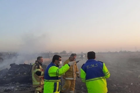 Lực lượng cứu hộ làm nhiệm vụ tại hiện trường máy bay Boeing 737 của Hãng hàng không quốc tế Ukraine bị rơi gần sân bay quốc tế Imam Khomeini ngày 8/1/2020. (Ảnh: IRNA/TTXVN)