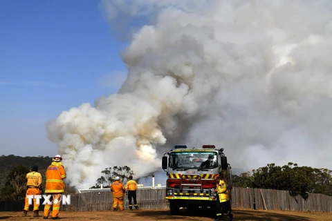 Khói bốc lên trong đám cháy rừng tại Penrose, New South Wales, Australia, ngày 10/1/2020. (Ảnh: AFP/TTXVN)