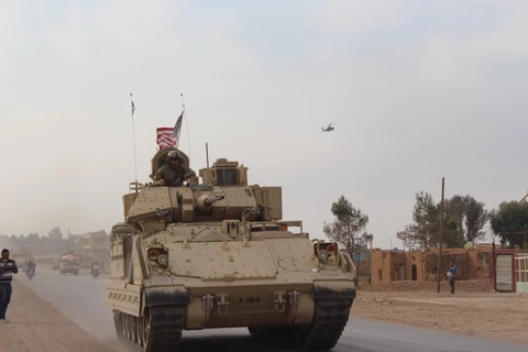 Xe quân sự Mỹ di chuyển qua khu vực Tal Tamr, thuộc tỉnh Hasakah, Đông Bắc Syria ngày 14/11/2019. (Ảnh: THX/TTXVN)