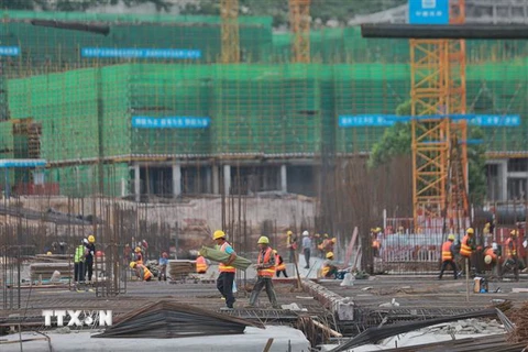 Công nhân làm việc tại một công trường xây dựng ở tỉnh Quý Châu, Trung Quốc. (Ảnh: THX/TTXVN)