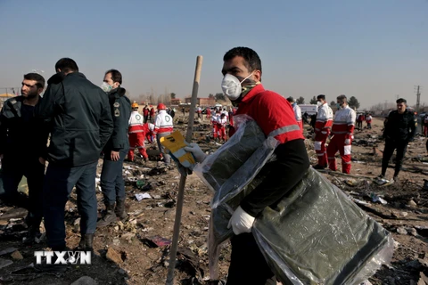 Nhân viên cứu hộ làm nhiệm vụ tại hiện trường máy bay Boeing 737 gặp nạn ở gần thủ đô Tehran, Iran. (Ảnh: THX/TTXVN)
