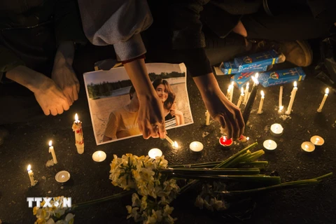 Tưởng niệm các nạn nhân trong vụ máy bay rơi tại Tehran, Iran, ngày 11/1/2020. (Ảnh: THX/TTXVN)