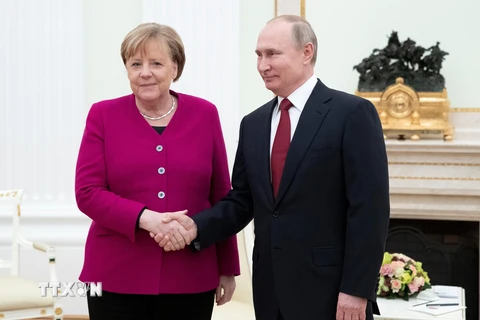 Tổng thống Nga Vladimir Putin (phải) và Thủ tướng Đức Angela Merkel (trái) trong cuộc gặp tại Moskva, Nga, ngày 11/1/2020. (Ảnh: AFP/TTXVN)