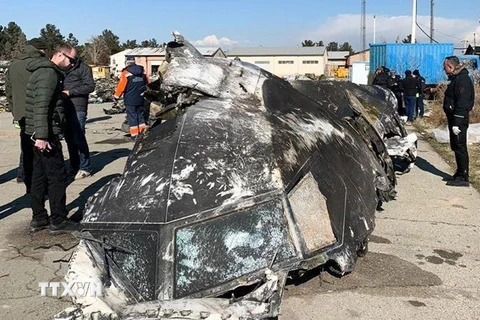 Lực lượng chức năng điều tra tại hiện trường vụ máy bay chở khách của Hãng hàng không Ukraine bị bắn rơi ở Tehran, Iran ngày 8/1/2020. (Ảnh: AFP/TTXVN)