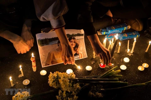 Tưởng niệm các nạn nhân trong vụ máy bay rơi tại Tehran, Iran,ngày 11/1/2020. (Ảnh: THX/TTXVN)