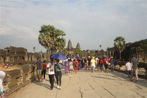 Khách đến tham quan khu di tích đền Angkorwat. (Ảnh: Chanh Đa/TTXVN)