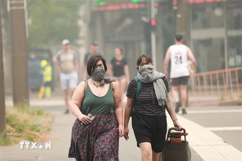 Người dân đeo khẩu trang để tránh tác hại của ô nhiễm không khí do cháy rừng tại Canberra, Australia, ngày 2/1/2020. (Ảnh: THX/TTXVN)