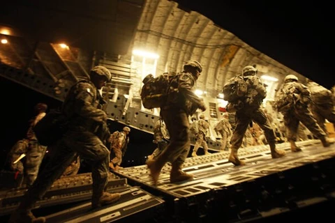 Các binh sỹ Mỹ đi lên một chiếc máy bay C-17 tại sân bay quốc tế Baghdad. (Nguồn: AP)
