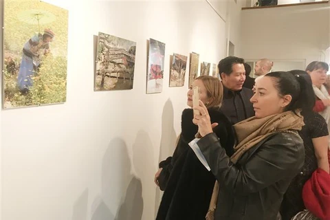 Khách tham quan triển lãm ảnh ''Nhịp đập trái tim Việt Nam'' tại Hungary. (Ảnh: Hà Thơ/TTXVN phát)