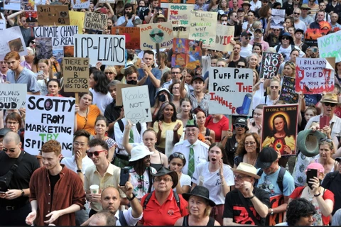 Người dân tuần hành kêu gọi Chính phủ có hành động khẩn cấp đối phó với tình trạng biến đối khí hậu tại Sydney, Australia ngày 10/1/2020. (Ảnh: AFP/TTXVN)