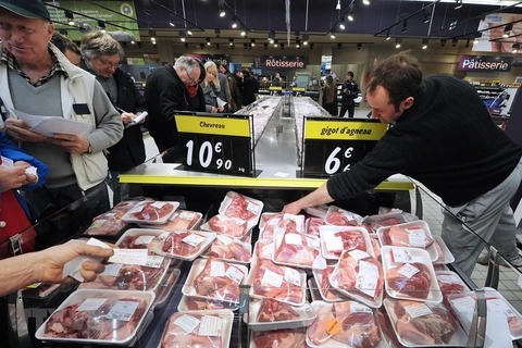 Người dân chọn mua hàng hóa tại siêu thị ở Toulouse, Pháp. (Ảnh: AFP/TTXVN)