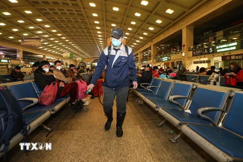 Nhân viên phun thuốc khử trùng để phòng tránh sự lây lan của dịch bệnh viêm phổi do virus corona tại một nhà ga ở Hồ Bắc, Trung Quốc ngày 22/1/2020. (Ảnh: AFP/TTXVN)