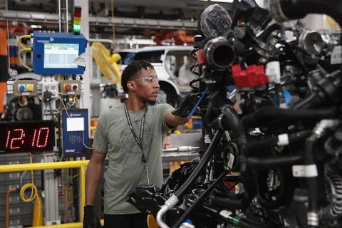 Công nhân làm việc trong một nhà máy của Ford ở Chicago. (Nguồn: Getty Images)