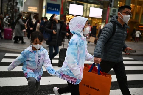 Người đi bộ đeo khẩu trang bảo vệ ở Tokyo. (Nguồn: Getty Images)